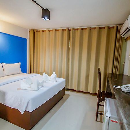 Vatchara Northgate Hotel Накхонсаван Экстерьер фото